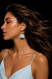 İstiridye kabuğu modelinden mavi sallantılı küpe