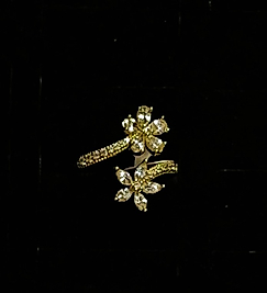 Çiçek taşlı gold yüzük